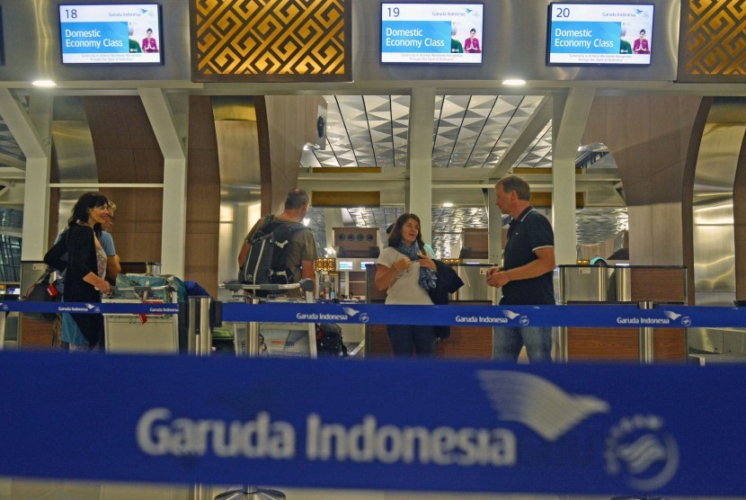 Sejumlah calon penumpang maskapai Garuda Indonesia melakukan check in di terminal 3 baru bandara Soekarno Hatta, Tangerang, Banten, Selasa (9/8) dini hari. 