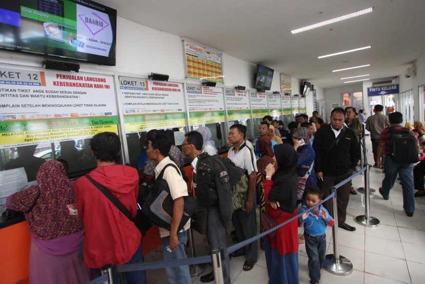 Sejumlah calon penumpang melakukan pemesanan tiket kereta api mudik (ilustrasi) 