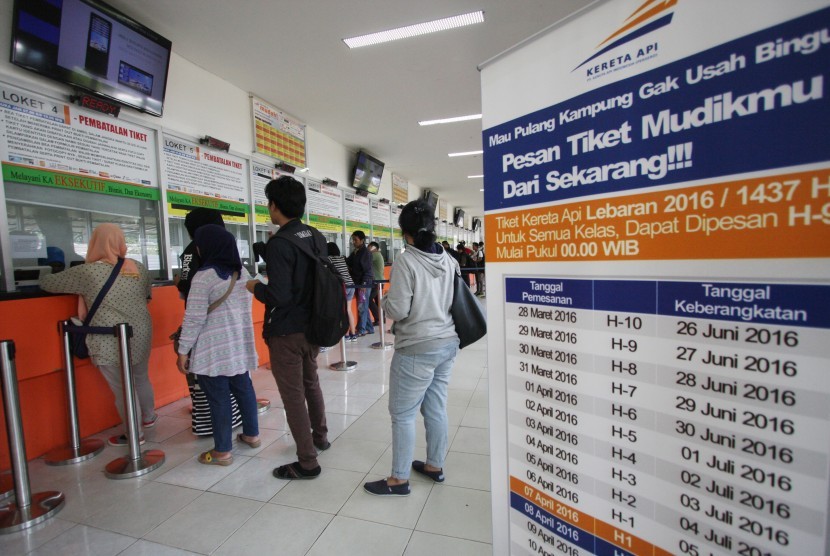 Sejumlah calon penumpang melakukan pemesanan tiket kereta api mudik lebaran di Stasiun Pasar Senen, Jakarta.