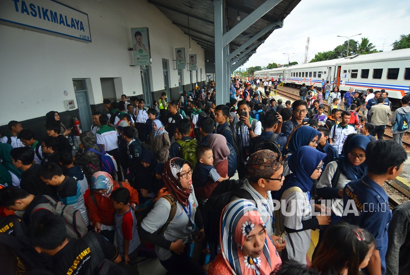 Sejumlah calon penumpang memadati keberangkatan Kereta Api di Stasiun Tasikmalaya, Jawa Barat, Rabu (26/12/2018).