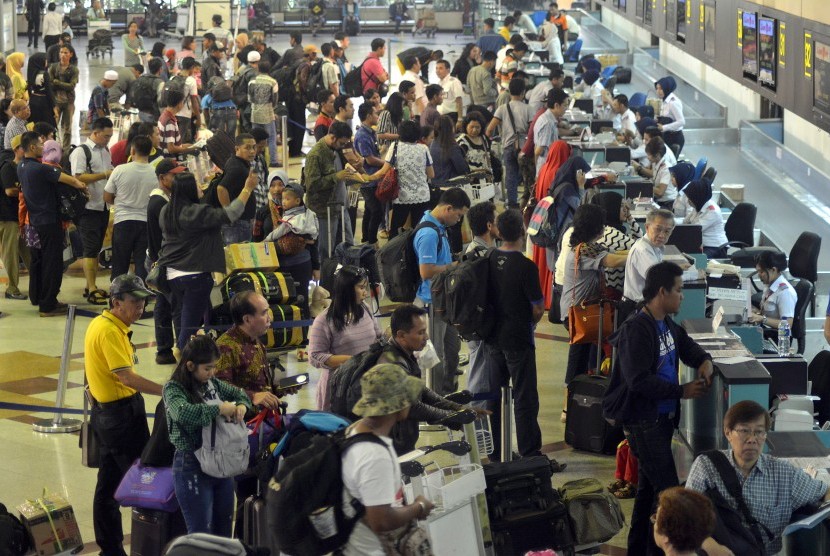 Sejumlah calon penumpang memadati loket 'check in' di Bandara Internasional Juanda Sidoarjo, Jawa Timur, Rabu (4/11).
