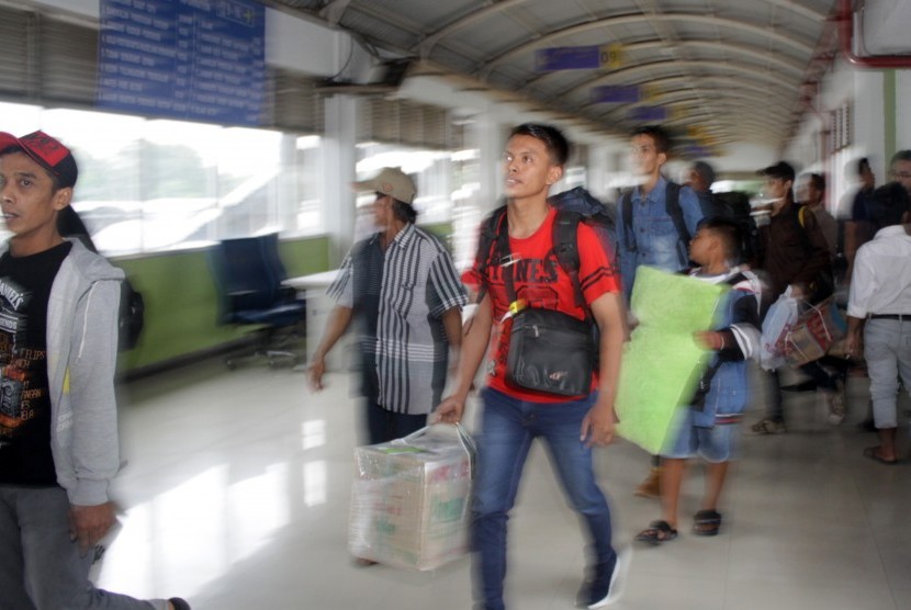 Sejumlah calon penumpang memadati Terminal Purabaya (Bungurasih) Sidoarjo, Jawa Timur, Kamis (22/6). 