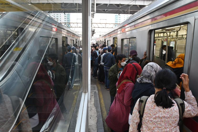 Sejumlah calon penumpang memasuki gerbong kereta rel listrik (KRL) Commuter Line Jabodetabek di Stasiun KA Tanah Abang, Jakarta, Rabu (5/1/2022). 
