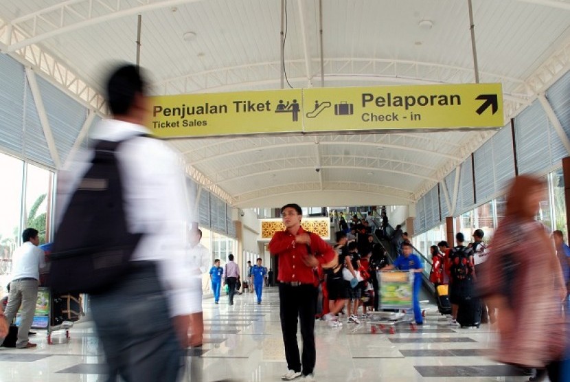 Sejumlah calon penumpang memasuki ruang tunggu terminal penumpang yang baru di Bandara Sultan Syarif Kasim II Pekanbaru (Ilustrasi) 