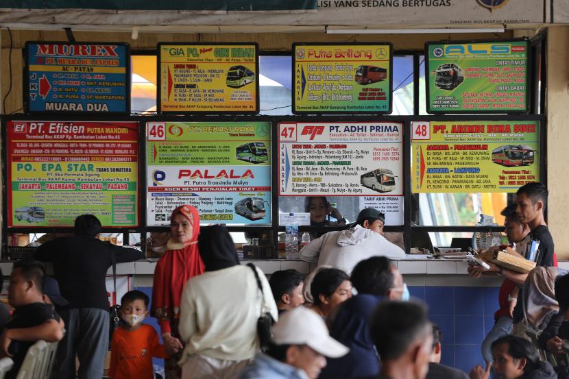 Sejumlah calon penumpang membeli tiket bus di Terminal Kampung Rambutan, Jakarta, Ahad (4/9/2022). PO Bus Antar Kota Antar Provinsi (AKAP) mengatakan harga tiket naik berkisar 15 persen - 20 persen akibat kenaikan harga Bahan Bakar Minyak (BBM).  Kenaikan Harga Tiket Bus di Kampung Rambutan tak Bisa Dihindari