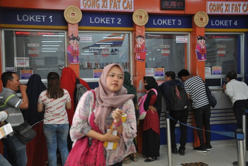 Loket tiket kereta api di Stasiun Besar, Medan (ilustrasi). Manajemen PT Kereta Api Indonesia (Persero) Divre I Sumut kembali mengurangi empat perjalanan kereta api (KA) Medan-Binjai-Medan untukpencegahan Covid-19.
