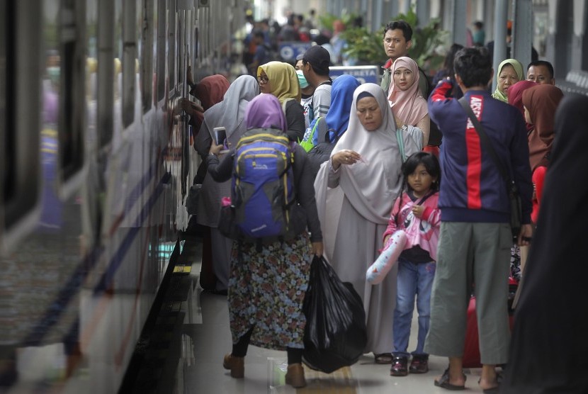 Sejumlah calon penumpang menaiki kereta api di Stasiun Pasar Senen, Jakarta, Jumat (14/4).