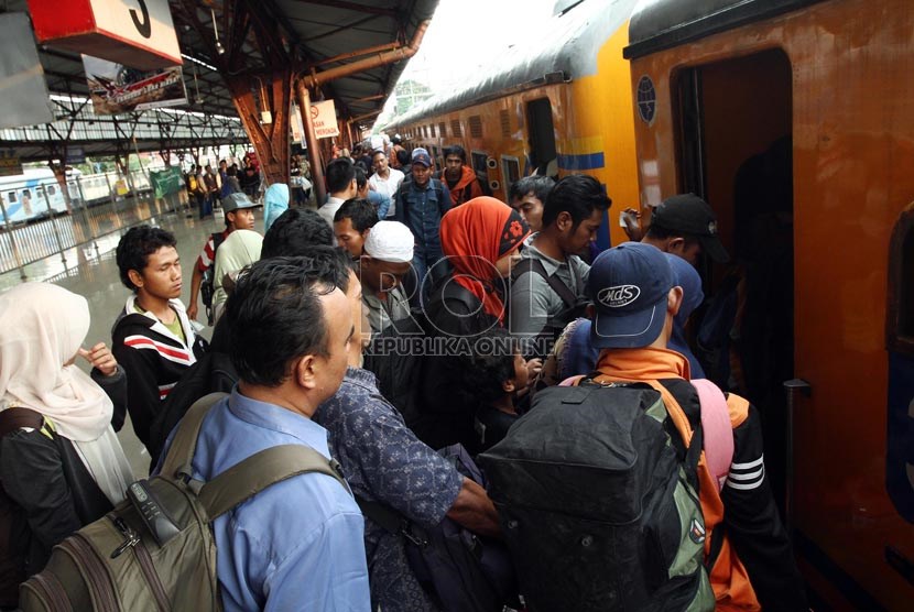 Sejumlah calon penumpang menaiki Kereta Api Mataremaja jurusan Malang, di Stasiun Pasar Senen, Jakarta Pusat (ilustrasi)