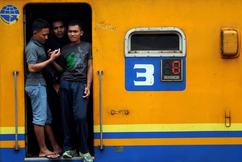 Sejumlah calon penumpang menaiki kereta di Stasiun Senen, Jakarta pusat, Kamis (5/4). (Republika/Prayogi)