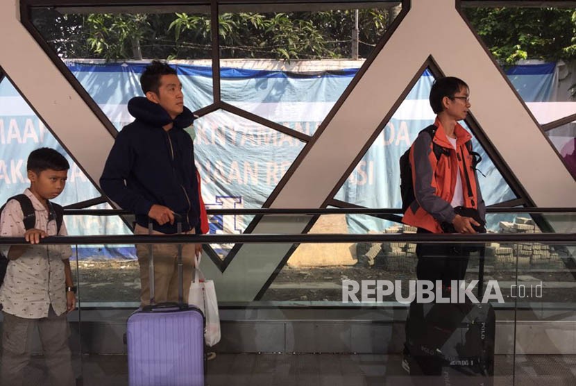 Sejumlah penumpang menaiki travelator yang menghubungkan antara terminal A dan terminal B di Bandara Adisutjipto, Yogyakarta.