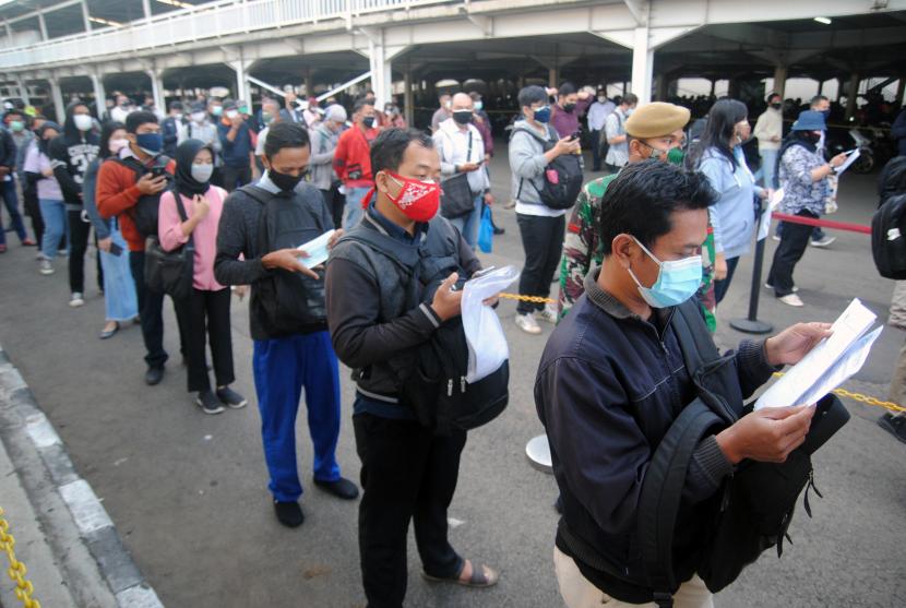 Sejumlah calon penumpang mengantre saat pemeriksaan dokumen Surat Tanda Registrasi Pekerja (STRP) di Stasiun Bogor, Jawa Barat, Senin (13/7/2021). Kementerian Perhubungan mengeluarkan aturan soal kewajiban membawa STRP atau surat tugas bagi pengguna KRL Commuterline yang berlaku mulai Senin (13/7/2021) di masa Pemberlakuan Pembatasan Kegiatan Masyarakat (PPKM) Darurat. 