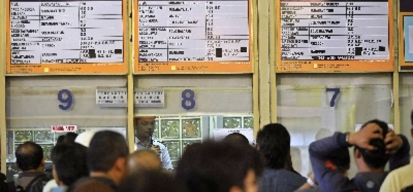 Sejumlah calon penumpang mengantre tiket kereta api di Stasiun Gambir, Jakarta Pusat.