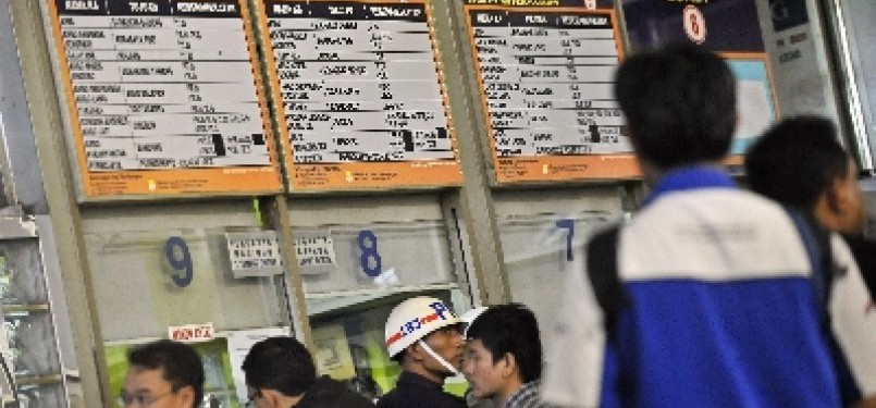 Sejumlah calon penumpang mengantre tiket kereta api di Stasiun Gambir, Jakarta Pusat.