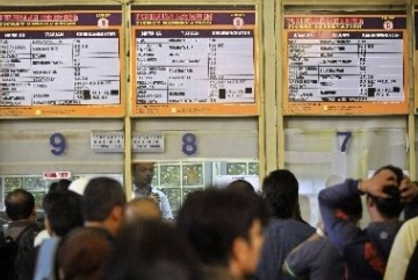 Sejumlah calon penumpang mengantre tiket kereta api di Stasiun Gambir, Jakarta Pusat. ilustrasi