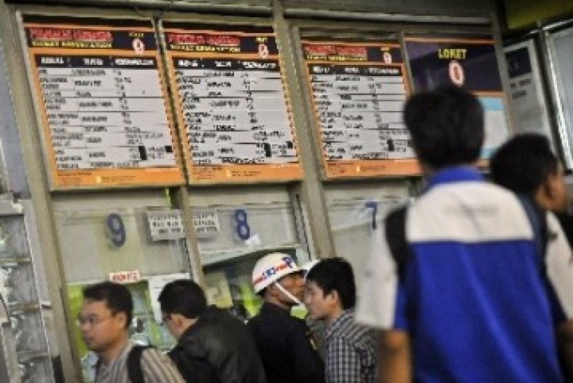 Sejumlah calon penumpang mengantri tiket kereta api di Stasiun Gambir, Jakarta Pusat.