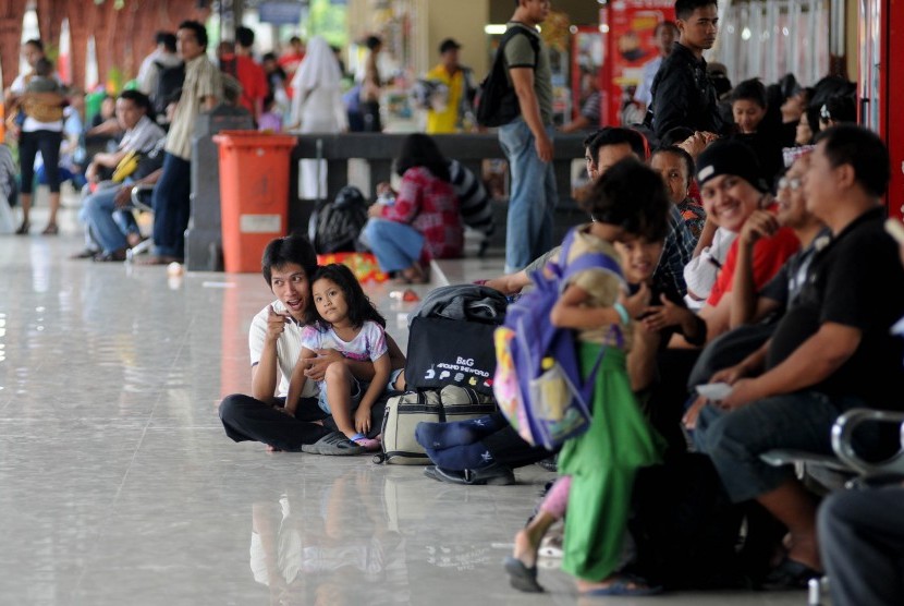 Sejumlah calon penumpang menuggu rangkaian kereta di Stasiun Senen, Jakarta pusat, Kamis (5/4). (Republika/Prayogi)