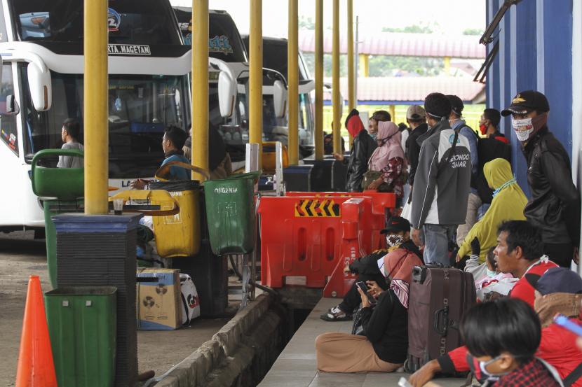 Sejumlah calon penumpang menunggu bus di Terminal Jatijajar, Depok, Jawa Barat, Kamis (23/4/2020). Pemerintah memutuskan kebijakan larangan mudik Lebaran 2020 bagi masyarakat mulai berlaku Jumat (24/4) guna memutus mata rantai penyebaran COVID-19.
