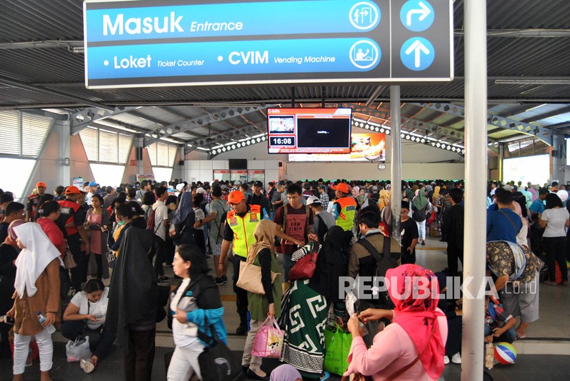 Sejumlah calon penumpang menunggu keberangkatan KRL Commuter Line Bogor-Jakarta di Stasiun Besar Bogor, Jawa Barat, Ahad (9/6/2019). 