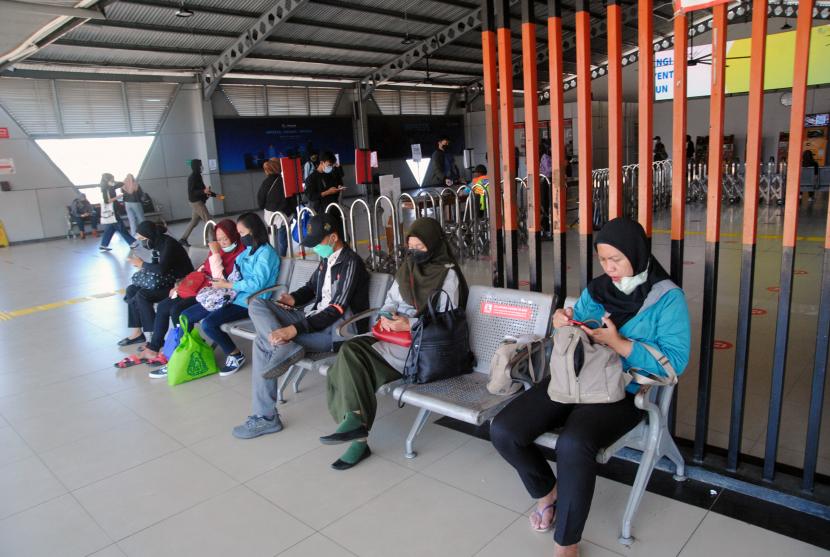 Sejumlah calon penumpang menunggu keberangkatan KRL Commuter Line di Stasiun Bogor, Jawa Barat (ilustrasi)