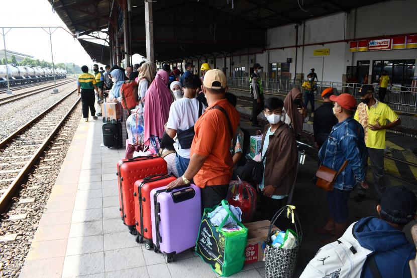 Sejumlah calon penumpang menunggu kedatangan kereta api di Stasiun Kereta Api (KA) Madiun, Jawa Timur, Sabtu (30/4/2022). Berdasarkan data PT KAI Daerah Operasi (Daop) 7 Madiun, jumlah kedatangan penumpang di 13 stasiun KA wilayah Daop 7 Madiun selama masa angkutan Lebaran sejak 22 April hingga 29 April 2022 sebanyak 50.333 orang, sedangkan khusus untuk Stasiun Madiun sebanyak 18.096 orang. 