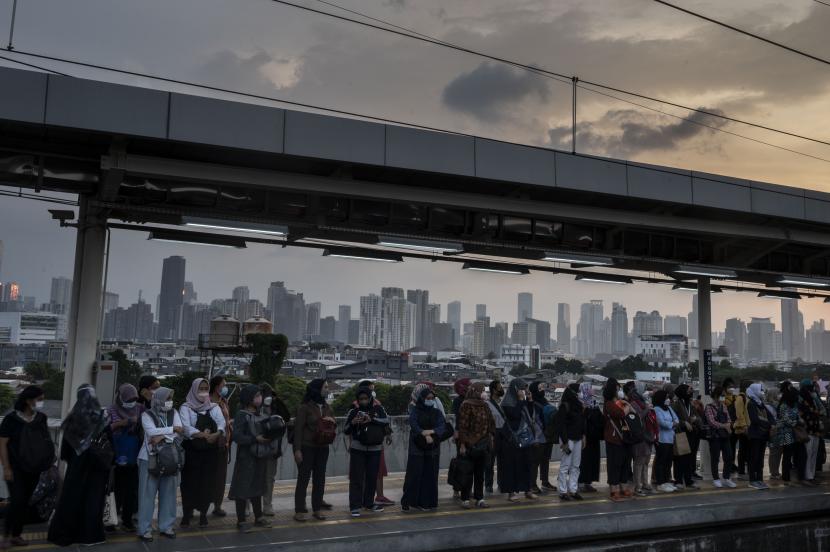 Sejumlah calon penumpang menunggu kedatangan KRL di Stasiun Manggarai, Jakarta. Presiden Jokowi mengingkatkan Stasiun Manggarai menjadi stasiun sentral terintegrasi.