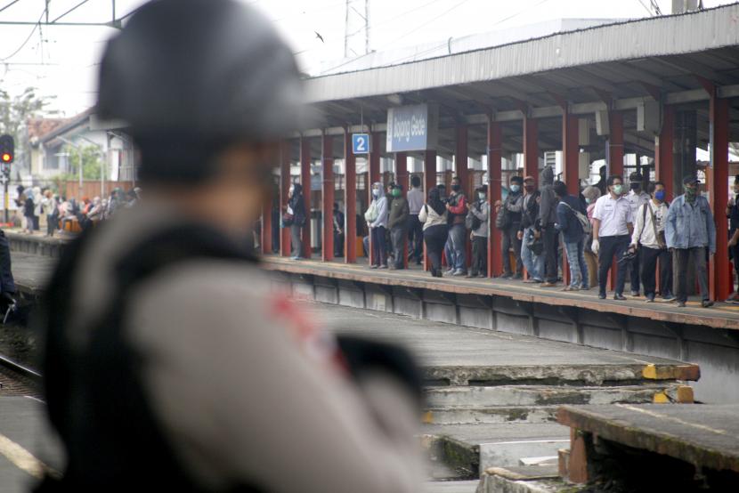 Sejumlah calon penumpang menunggu Kereta rel listrik (KRL) di Stasiun Bojong Gede, Bogor, Jawa Barat, Senin (11/5/2020). Lima kepala daerah di Bogor, Depok, Bekasi (Bodebek) sepakat untuk mewajibkan penumpang KRL Jabodetabek menunjukan surat tugas bekerja pada sektor yang diizinkan selama penerapan PSBB dan Gubernur DKI Jakarta Anies Baswedan segera menyiapkan regulasinya.