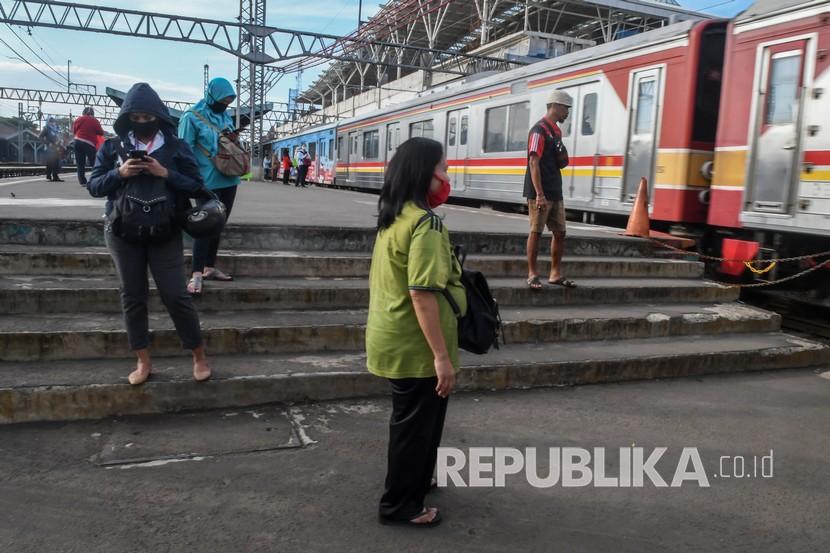 Sejumlah calon penumpang menunggu KRL di stasiun Manggarai, Jakarta, Senin (6/4). Komisi Nasional (Komnas) HAM Aceh menyatakan pembatasan interaksi sosial masyarakat yang dilakukan pemerintah dalam rangka mencegah penyebaran COVID-19 tidak melanggar hak asasi manusia atau HAM