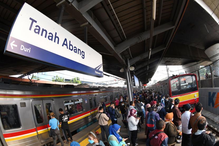 Sejumlah calon penumpang menunggu rangkaian KRL Commuter Line Jabodetabek di Stasiun Tanah Abang, Jakarta Pusat, Rabu (5/1/2022). 