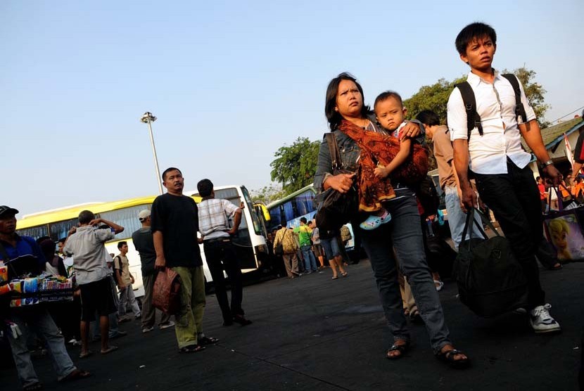   Sejumlah calon penumpang mulai meramaikan Terminal Pulogadung, Jakarta Timur, Kamis (16/8).  (Prayogi)
