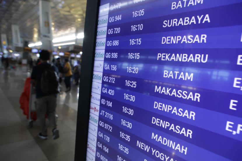 Sejumlah calon penumpang pesawat berjalan di dekat papan informasi penerbangan di Terminal 3 Bandara Soekarno Hatta, Tangerang, Banten, Kamis (5/5/2022). PT Angkasa Pura II memprediksi puncak arus mudik lebaran Idul Fitri 1443 H di Bandara Soekarno Hatta terjadi pada 7-8 Mei 2022. 