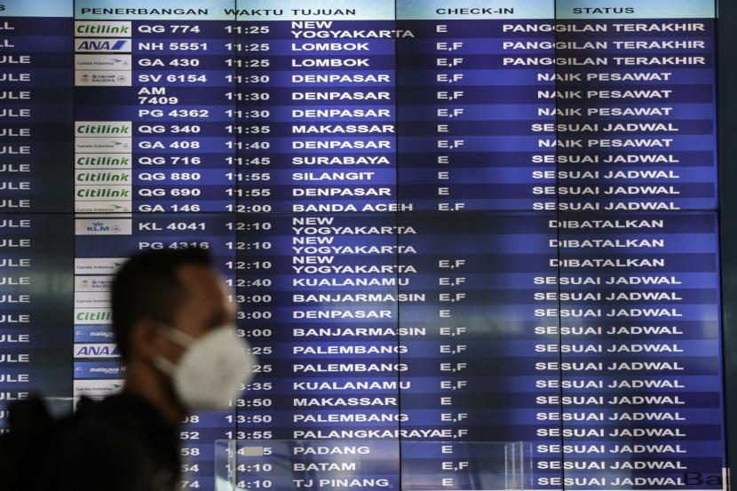 Sejumlah calon penumpang pesawat berjalan di depan papan jadwal penerbangan domestik di Terminal 3 Bandara Soekarno Hatta, Tangerang, Banten,. Dalam SE terbaru, Satgas meminta PPLN menunjukkan negatif Tes PCR maksimal 2x24 jam