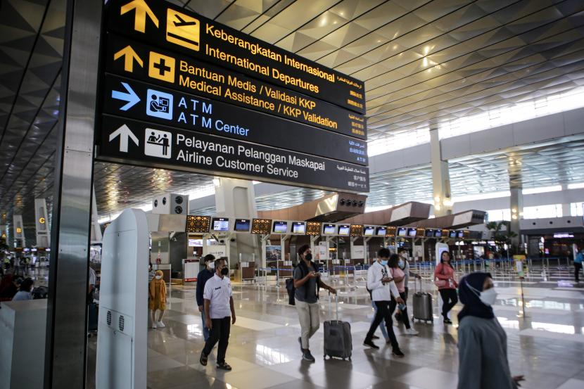 Sejumlah calon penumpang pesawat berjalan di Terminal 3 Bandara Internasional Soekarno-Hatta, Tangerang, Banten. (Ilustrasi)