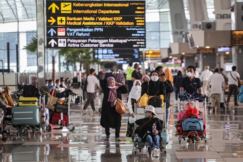 Sejumlah calon penumpang pesawat berjalan di Terminal 3 Bandara Internasional Soekarno Hatta, Tangerang, Banten, Rabu (18/5/2022). Pemerintah menghapus syarat tes COVID-19 bagi pelaku perjalanan domestik dan luar negeri bagi yang telah divaksin dosis lengkap yang berlaku efektif mulai Rabu (18/5/2022) . 