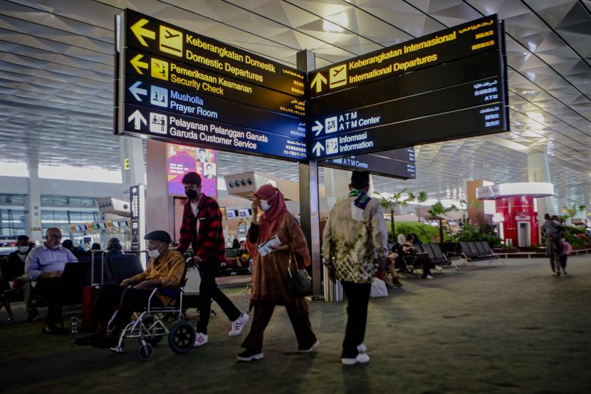 Sejumlah calon penumpang pesawat berjalan di Terminal 3 Bandara Internasional Soekarno Hatta, Tangerang, Banten, Rabu (18/5/2022). Pemerintah menghapus syarat tes COVID-19 bagi pelaku perjalanan domestik dan luar negeri bagi yang telah divaksin dosis lengkap yang berlaku efektif mulai Rabu (18/5/2022) 