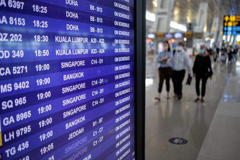 Sejumlah calon penumpang pesawat berjalan di Terminal 3 Bandara Internasional Soekarno Hatta, Tangerang, Banten, Rabu (18/5/2022). Tingginya harga tiket pesawat saat ini dipengaruhi salah satunya oleh naiknya avtur dunia.