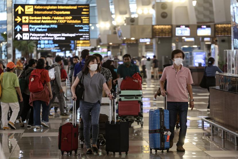 Sejumlah calon penumpang pesawat menggunakan masker berjalan di Terminal 3 Bandara Internasional Soekarno Hatta, Tangerang, Banten. ilustrasi
