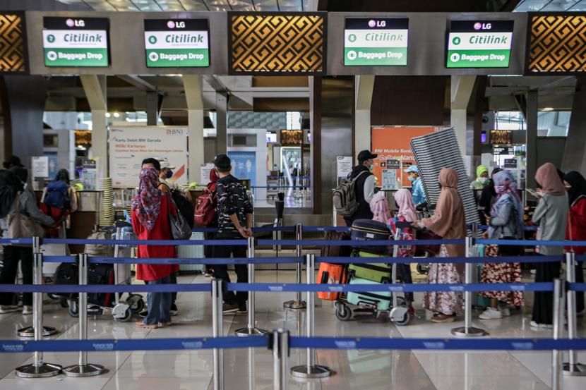 Sejumlah calon penumpang pesawat mengantre di loket lapor diri Terminal 3 Bandara Soekarno Hatta, Tangerang, Banten.