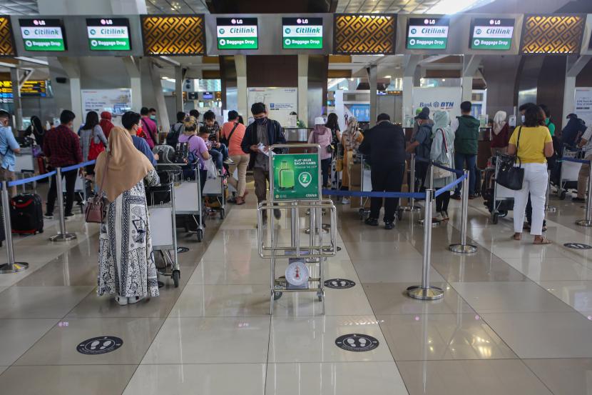 Sejumlah calon penumpang pesawat mengantre di loket tiket di Terminal 3 Bandara Soekarno Hatta, Tangerang, Banten, Sabtu (20/3). Badan Pusat Statistik (BPS) mencatat kenaikan harga tiket pesawat sebesar 3,91 persen pada Oktober 2021.