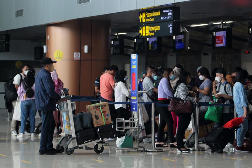 Sejumlah calon penumpang pesawat mengantre untuk check in di Bandara Supadio, Pontianak, Kalimantan Barat.