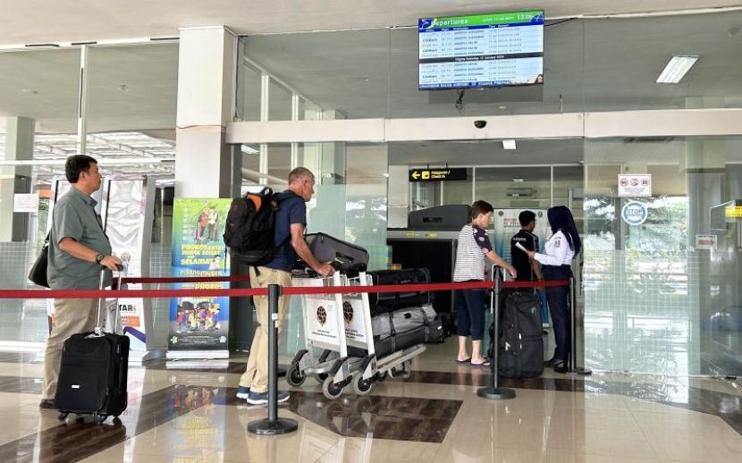 Sejumlah calon penumpang saat akan memasuki terminal keberangkatan Bandara Abdulrachman Saleh, di Kecamatan Pakis, Kabupaten Malang, Jawa Timur, Jumat (12/1/2024).
