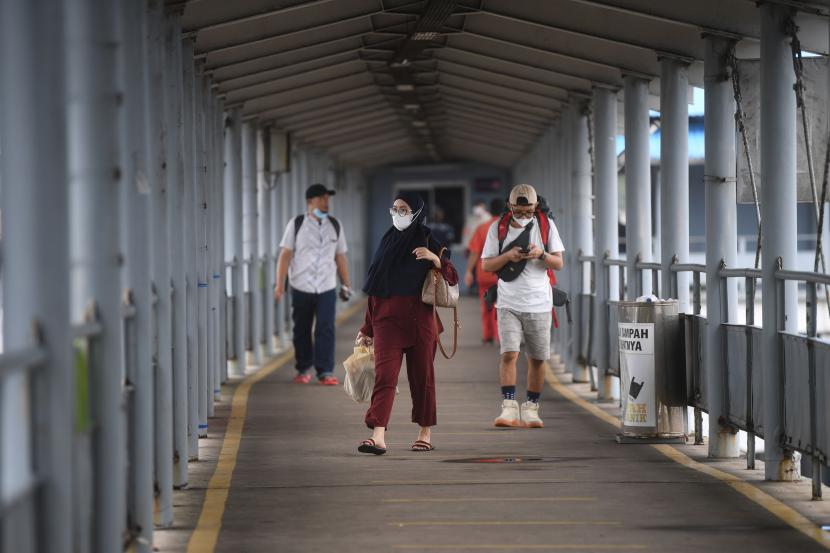 Sejumlah calon penumpang tanpa kendaraan berjalan menuju ke kapal penyeberangan di Pelabuhan Merak, Banten (ilustrasi). PT ASDP Indonesia Ferry (Persero) menyiapkan strategi untuk mengantisipasi lonjakan penumpang jelang periode angkutan Natal dan Tahun Baru (Nataru) 2022/2023.