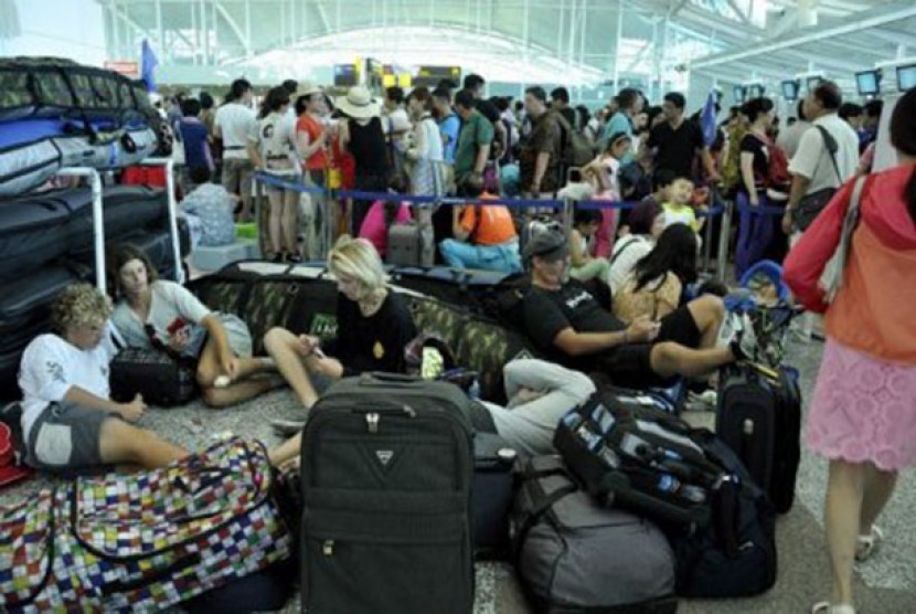   Sejumlah calon penumpang tertahan di Bandara Ngurah Rai Denpasar.