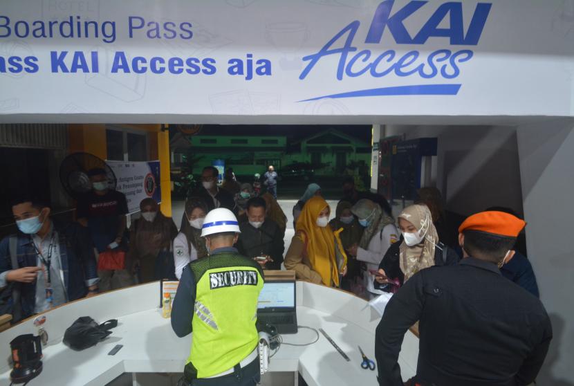 Sejumlah calon penumpang tertahan sementara di pintu masuk untuk diperiksa surat tugasnya sebelum berangkat ke Pariaman di Stasiun Kereta Api Simpang Haru, Padang, Sumatera Barat, Senin (12/7). KAI pada melakukan beberapa pengembangan fitur dalam aplikasi KAI Access.