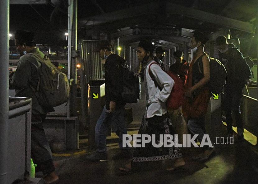 [Ilustrasi] Sejumlah calon penumpang yang akan menyeberang ke Sumatera antre masuk ke kapal ferry di Pelabuhan Merak Banten.