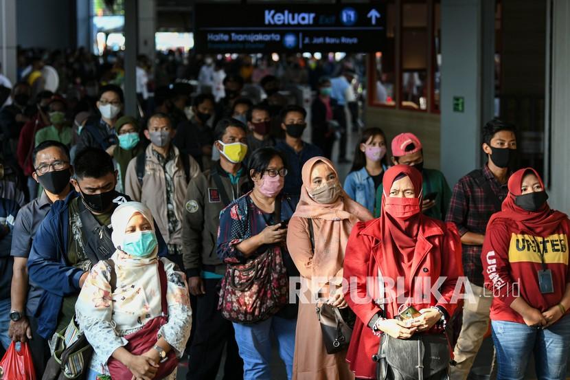 Sejumlah calon penumpang yang mengenakan masker antre bersiap menaiki kereta di Stasiun Tanah Abang, Jakarta. Ilustrasi