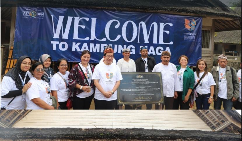 Sejumlah delegasi peserta Konferensi Tanah Ulayat berkunjung ke Kampung Naga Kabupaten Tasikmalaya, akhir pekan ini