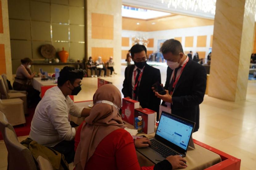 Sejumlah delegasi tengah melakukan proses registrasi jaringan seluler Telkomsel..