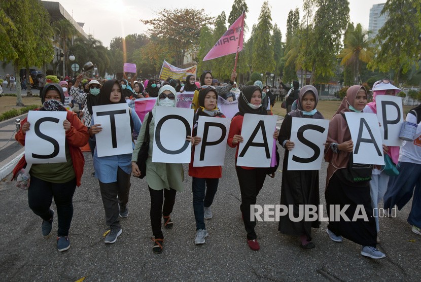 Sejumlah demonstran dari Gerakan Perempuan dan Rakyat Riau Melawan Asap, menggelar demonstrasi di halaman kantor Gubernur Riau, di Kota Pekanbaru, Selasa (24/9/2019).