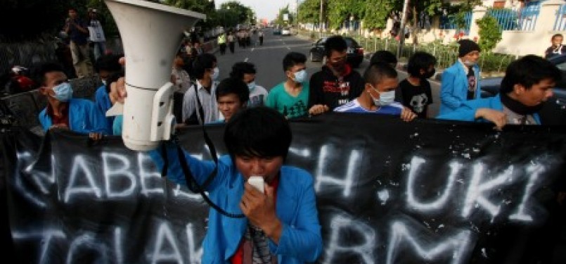 Sejumlah demonstran melakukan aksi tolak kenaikan BBM di Salemba, Jakarta, Rabu (14/3). 