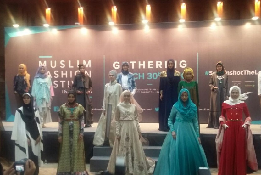 Sejumlah desainer memperlihatkan rancangannya yang akan dibawakan saat Muslim Fashion Festival Indonesia yang akan digelar Mei 2016.